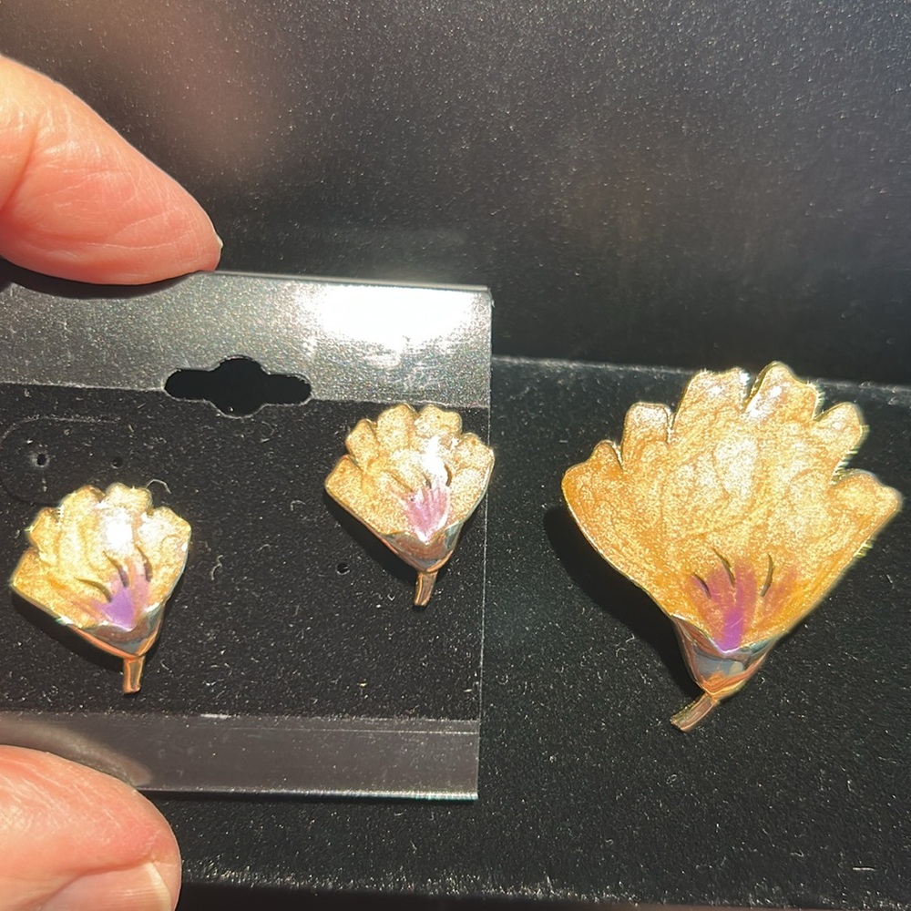 Gold tone and enamel painted brooch & pierced earrings vintage pair. Wearable - Picture 3 of 10